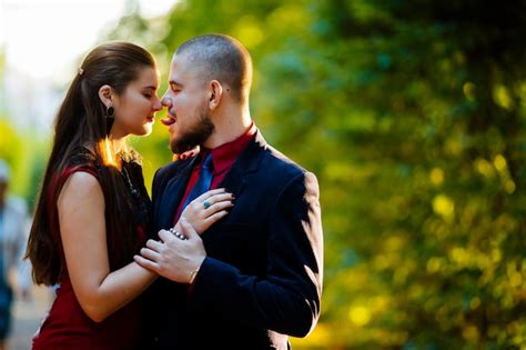 Pareja besándose apasionadamente