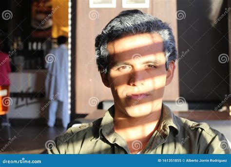 Ilustración de Ian Dalton, un hombre apuesto y misterioso.