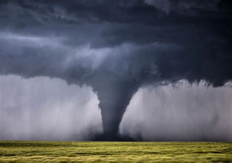 Diagrama mostrando la formación y el impacto de un tornado de viento.