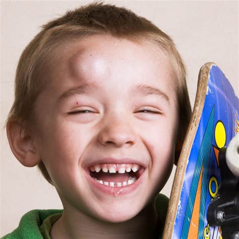 Natsu con un chichón en la cabeza discutiendo con Gray