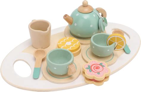 Niños jugando con un juego de té infantil