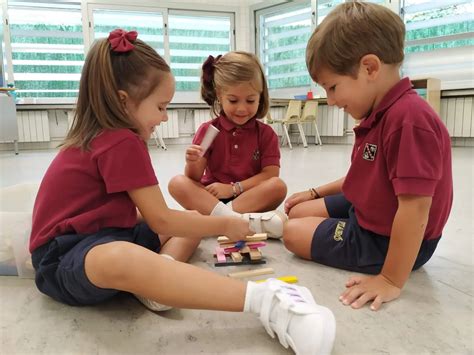 Niños compartiendo en un juego de té