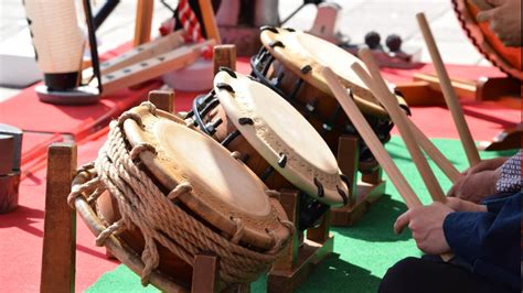 Músico tocando un Shime Daiko