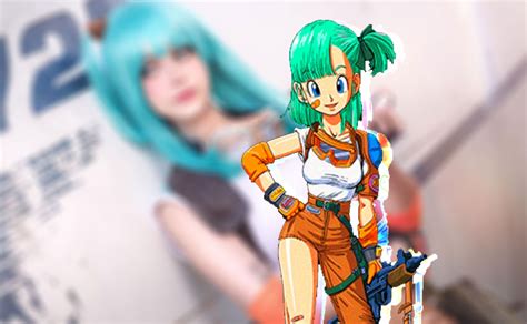 Cosplay de Bulma joven en un entorno inspirado en Dragon Ball