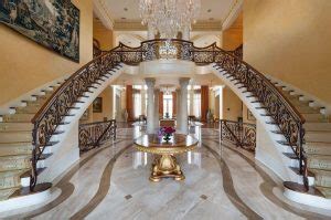 Interior de una mansión lujosa con elementos mágicos