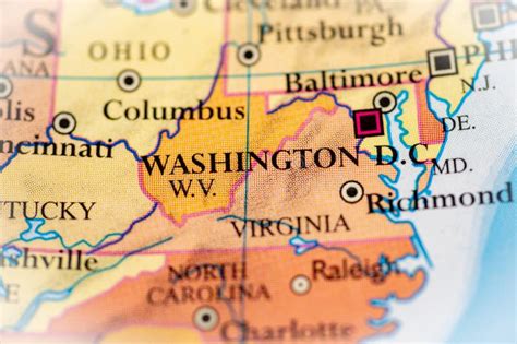 Mapa mágico del mundo con un punto resaltado en Forks, Washington