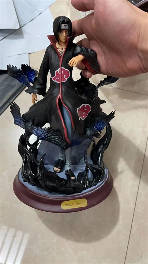 Itachi Uchiha en acción con zapatillas Naruto