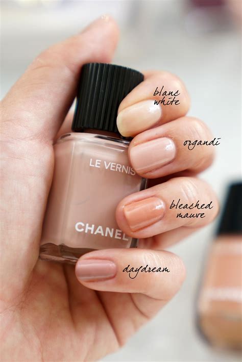Muestra del color de esmalte Chanel Bleached Mauve
