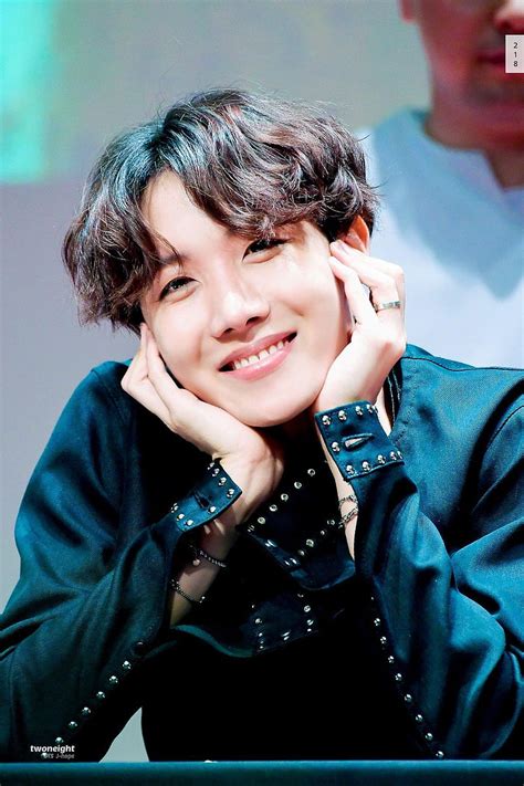 J-Hope de BTS sonriendo