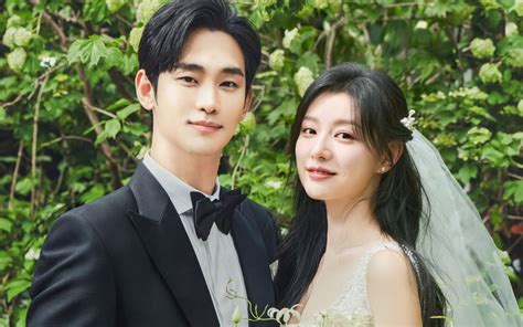 Eun-seo protegiendo posesivamente a Hyun de admiradoras