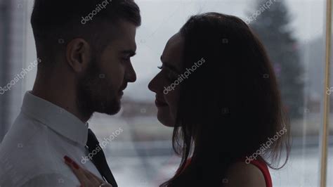 Pareja disfrutando de un momento íntimo.