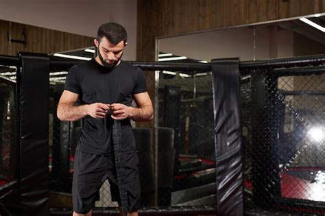 Joven luchador de MMA preparándose para el combate