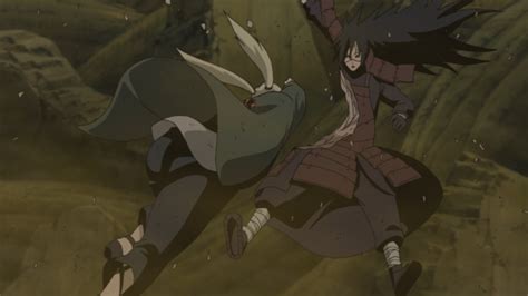 Tsunade liberando su fuerza contra Madara