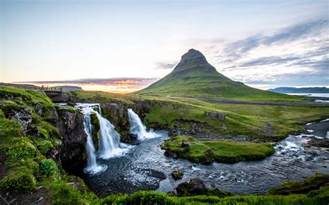 Paisaje del País de Wano con cascadas y montañas