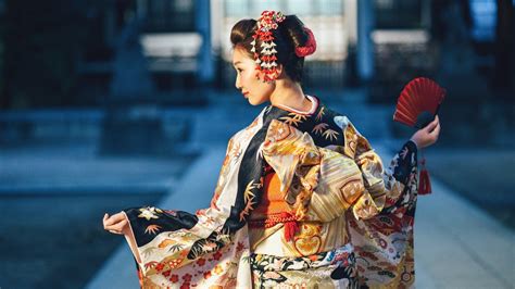 Modelo vistiendo un kimono de estilo japonés en un entorno moderno