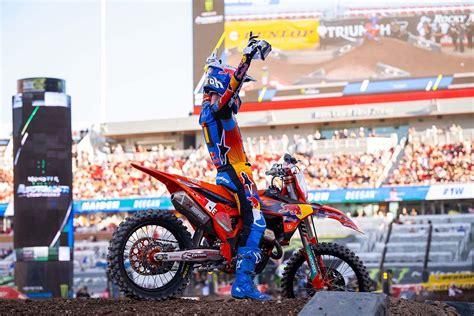 Tom Vialle celebrando una victoria en motocross