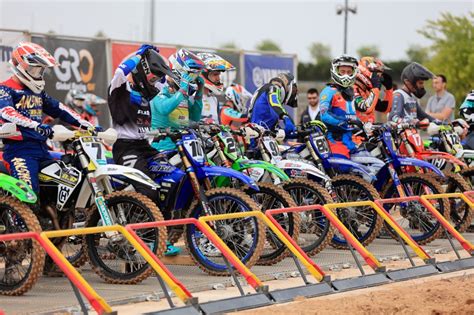 Circuito de motocross con varios pilotos compitiendo