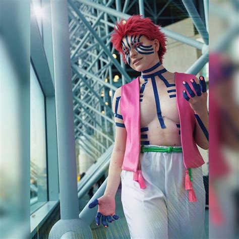 Detalles del cosplay de Akaza: tatuajes y vestimenta