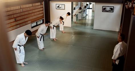 Ilustración de Koshiro en su dojo