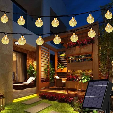 Jardín decorado con luces para una propuesta