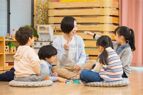 Nami interactuando con niños