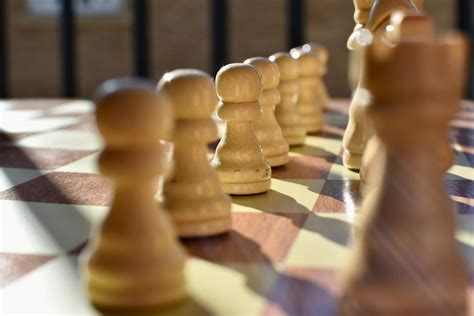 Escena de tensión psicológica en Juego de los Peones