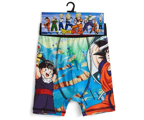 Niño sonriendo con un calzoncillo bóxer de Dragon Ball