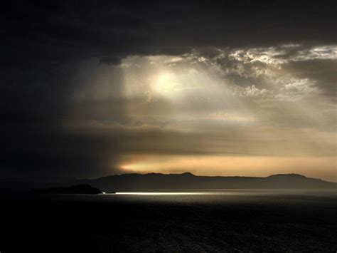Dos criaturas marinas, una representando la luz y otra la oscuridad, enfrentándose.