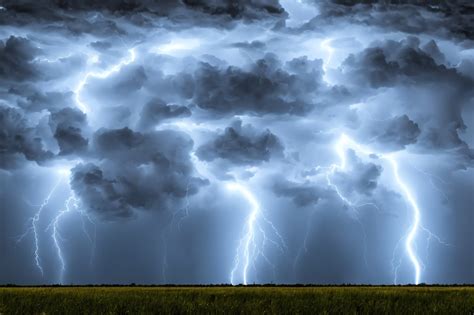 Una tormenta eléctrica sobre un puente con Hinami y Ayato