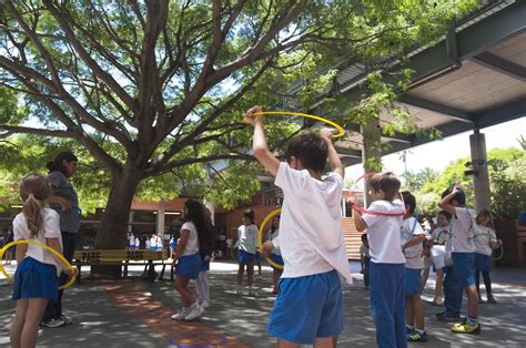 Chicas en un entorno escolar japonés.