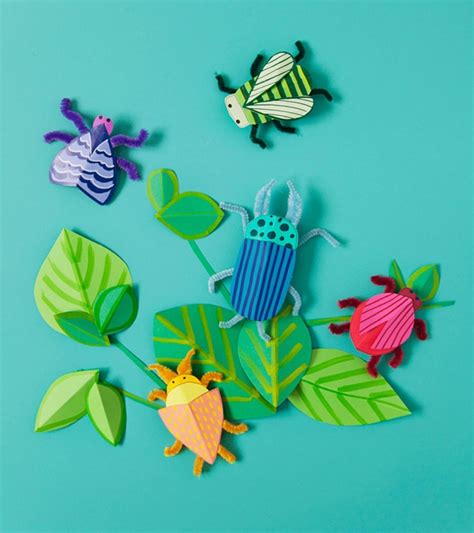 Shino creando figuras con sus insectos