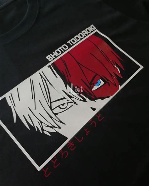Primer plano del estampado de Shoto Todoroki en la camiseta