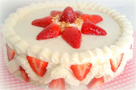 Tarta decorada con nata y fresas