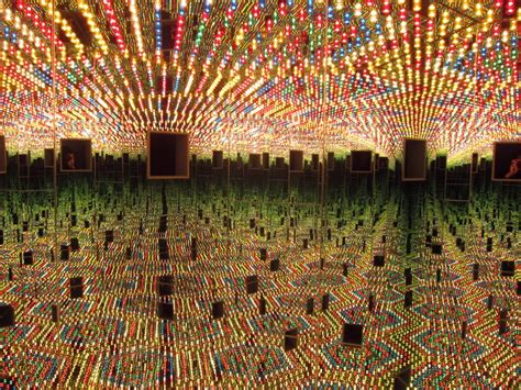 Instalación de Yayoi Kusama con espejos y luces