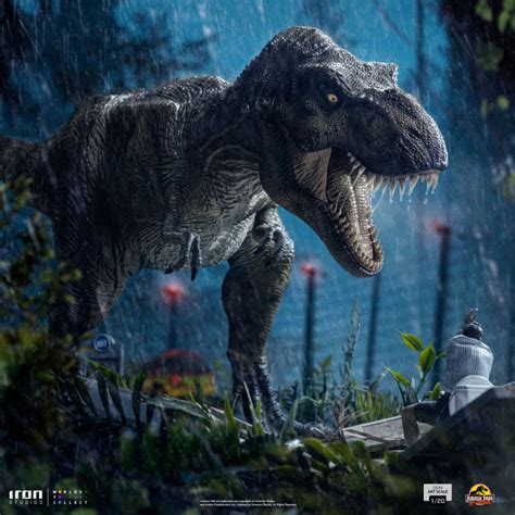 X Drake en su forma de T-Rex atacando