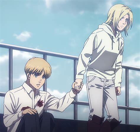 Annie Leonhart interactuando con Armin Arlert