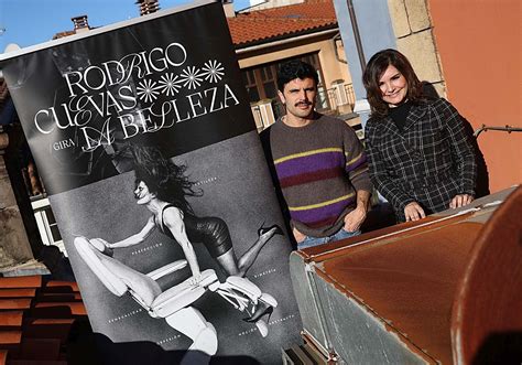 Rodrigo Cuevas actuando en un escenario