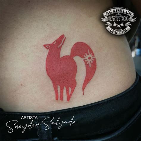 Detalle del tatuaje del zorro de Ban
