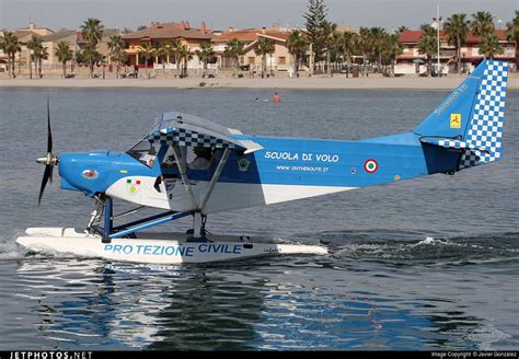 Reconstrucción de un hidroavión en Odiha