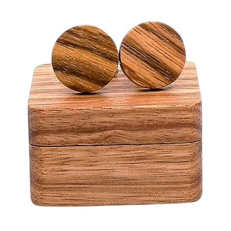 Primer plano de los gemelos de madera con diseño de Bolas de Dragón