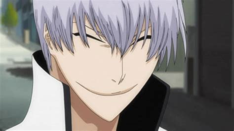 Retrato de Gin Ichimaru con su característica sonrisa y ojos cerrados