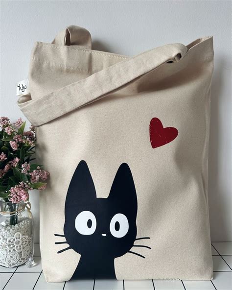 Variedad de bolsas de tela (tote bags) con diseños de anime