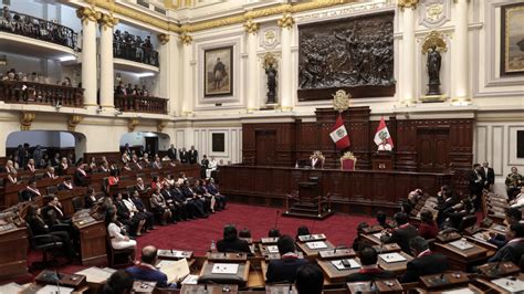 Congresistas debatiendo en el parlamento peruano