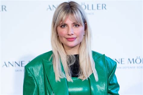 Miriam Giovanelli con flequillo rubio platino