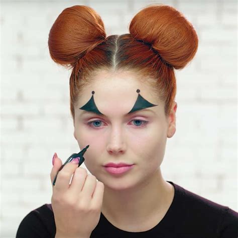 Ilustración de Nina con su característico maquillaje de mimo y trenzas bicolores.