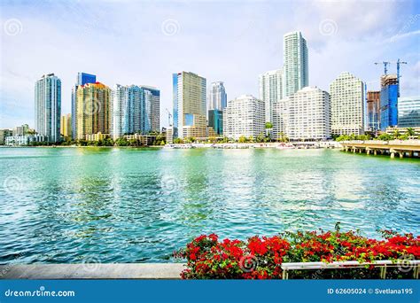 Paisaje urbano de Miami con atracciones turísticas