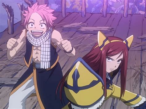 Natsu luchando contra un monstruo en la Isla Galuna