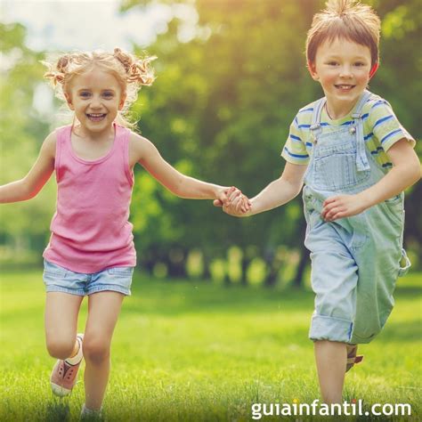 Pareja de amigos de la infancia
