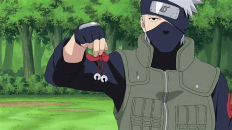 Kakashi Hatake aplicando la prueba de los cascabeles a su equipo