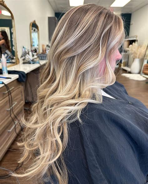 Variedad de tonos en balayage platino